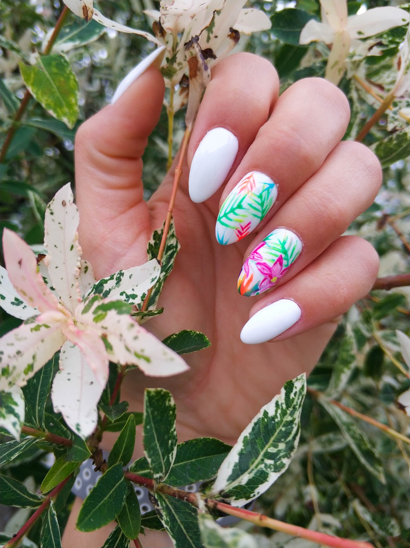 LUXURIOUS NAIL ARTISTRY